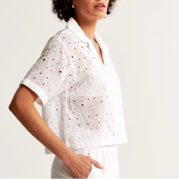 New! ABERCROMBIE • Short-Sleeve Cropped Schiffli Shirt in White - Picture 13 of 13